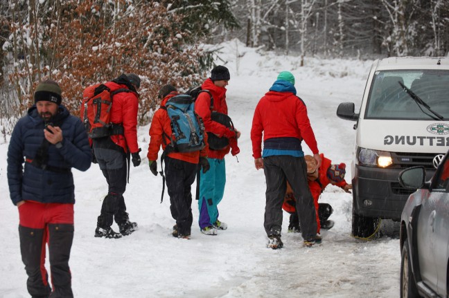 	Schneefall erschwert Bergung: Untersuchungen nach Flugzeugabsturz mit vier Toten in Grünau im Almtal