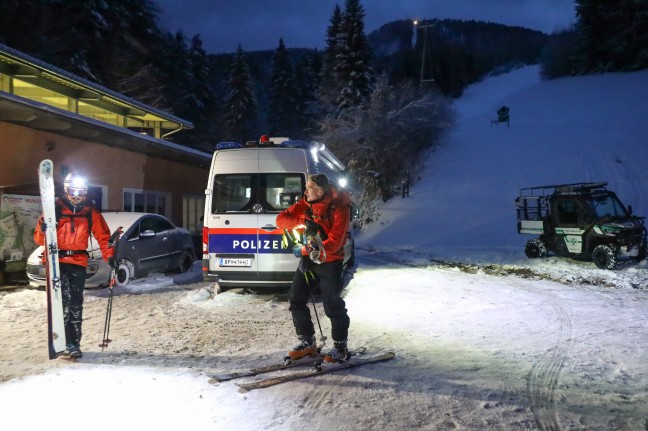 	Schneefall erschwert Bergung: Untersuchungen nach Flugzeugabsturz mit vier Toten in Grünau im Almtal