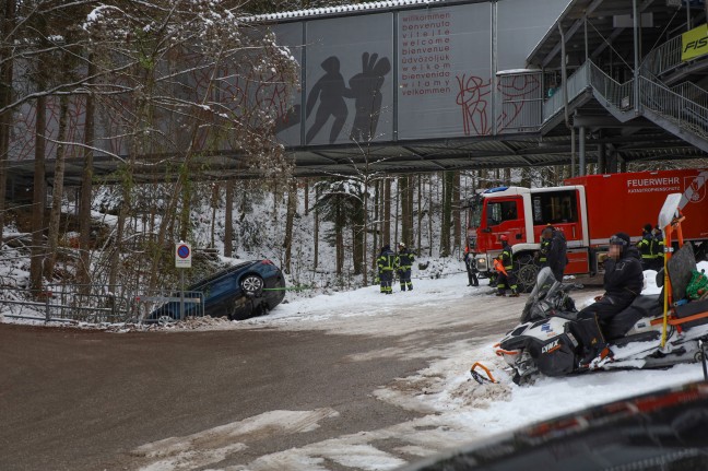 	Weggerollt: Abgestelltes Auto in Grünau im Almtal in Bachbett gerollt