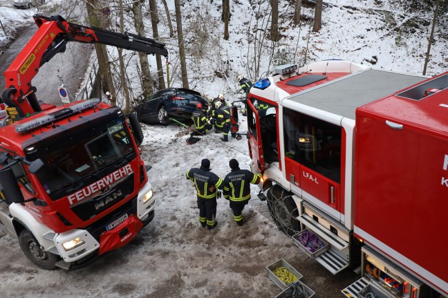 	Weggerollt: Abgestelltes Auto in Grünau im Almtal in Bachbett gerollt