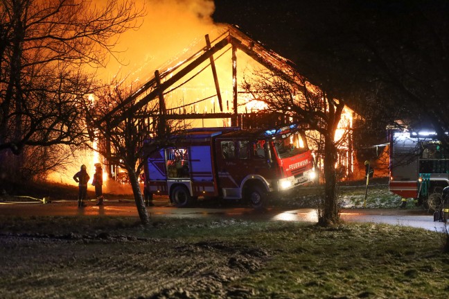 	Stall in Vollbrand: Elf Feuerwehren bei Großbrand eines Stalls in Kematen an der Krems im Einsatz