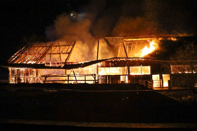 	Stall in Vollbrand: Elf Feuerwehren bei Großbrand eines Stalls in Kematen an der Krems im Einsatz