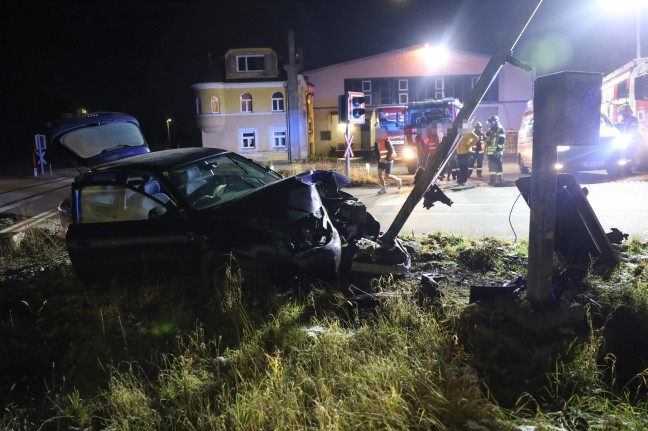 	Auto auf Bahnübergang in Thalheim bei Wels mit Lichtzeichenanlagen kollidiert