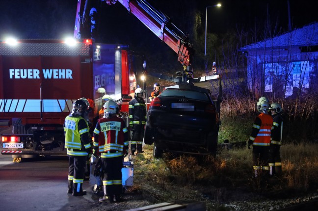 	Auto auf Bahnübergang in Thalheim bei Wels mit Lichtzeichenanlagen kollidiert