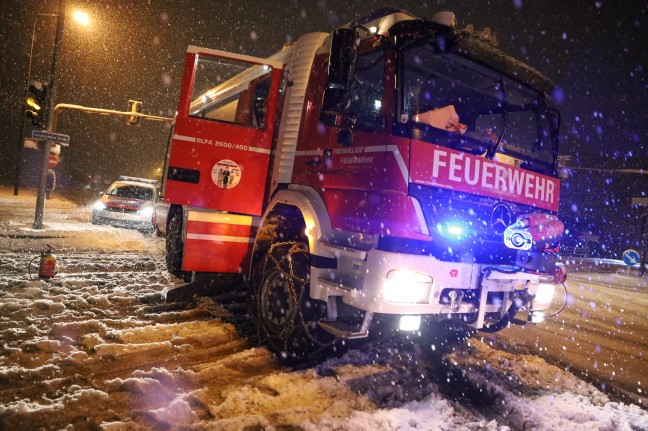 	Brand im Motorraum eines PKW in Wels-Waidhausen mit Feuerlöscher eingedämmt