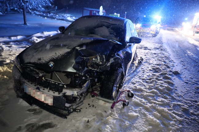 	Drei teils Schwerverletzte bei Crash mit schleuderndem Auto auf Scharnsteiner Straße in Gschwandt