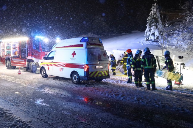 	Drei teils Schwerverletzte bei Crash mit schleuderndem Auto auf Scharnsteiner Straße in Gschwandt
