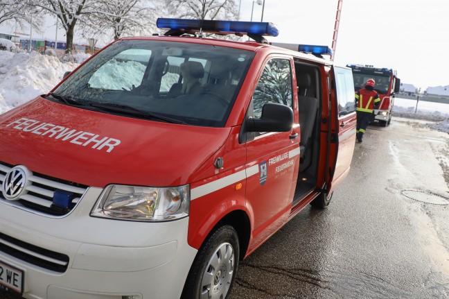 	Kleinbrand im Motorraum eines PKW in Wels-Neustadt sorgte für Einsatz der Feuerwehr