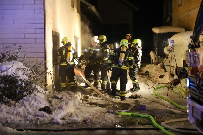 	13 Feuerwehren bei Brand in einem alten landwirtschaftlichen Gebäude in Timelkam im Einsatz