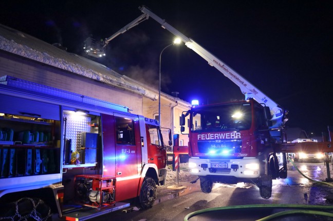 	13 Feuerwehren bei Brand in einem alten landwirtschaftlichen Gebäude in Timelkam im Einsatz