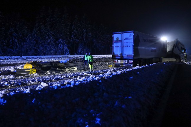 	LKW-Sattelzug crasht auf Westautobahn bei Sattledt frontal gegen Anpralldämpfer