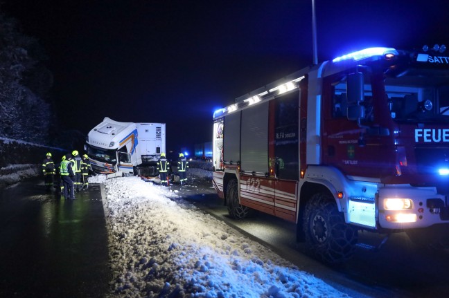 	LKW-Sattelzug crasht auf Westautobahn bei Sattledt frontal gegen Anpralldämpfer