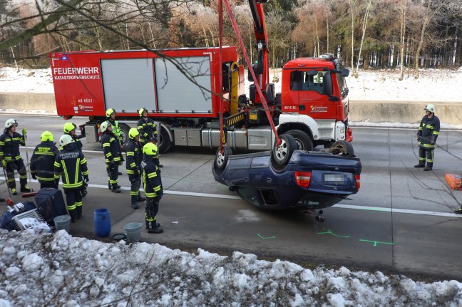 	Autotransportanhänger samt aufgeladenem PKW bei Unfall auf Westautobahn in Sipbachzell überschlagen