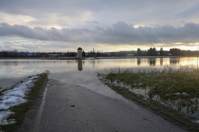 	Trotz Straßensperre: Lenkerin bei Alkoven in überflutetem Kleintransporter eingeschlossen