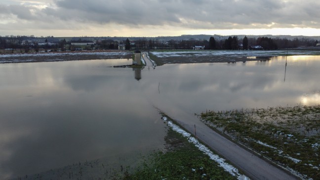 	Trotz Straßensperre: Lenkerin bei Alkoven in überflutetem Kleintransporter eingeschlossen