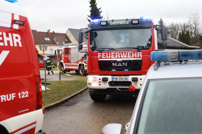 	Sechs Feuerwehren bei Küchenbrand in einem Mehrparteienwohnhaus in Laakirchen im Einsatz