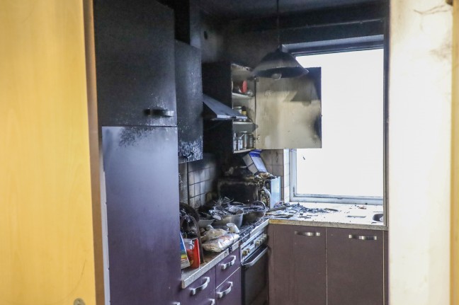 	Sechs Feuerwehren bei Küchenbrand in einem Mehrparteienwohnhaus in Laakirchen im Einsatz