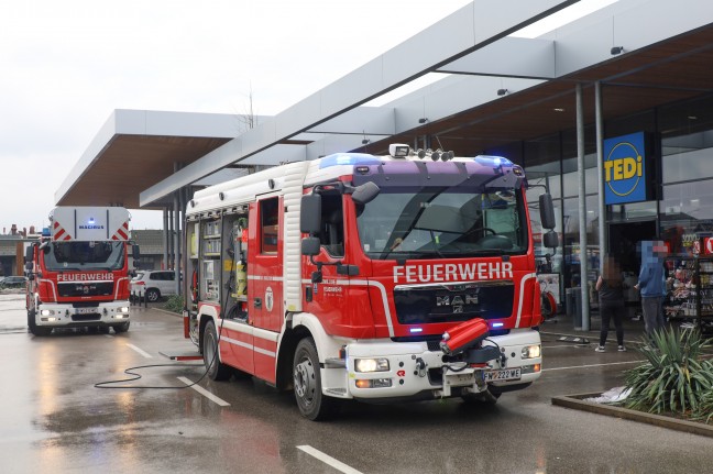 	Brand in einer Geschäftsfiliale in Wels-Schafwiesen - Sprinkleranlage verhindert Großbrand