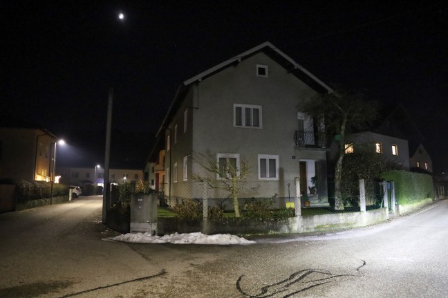 	Effektvoll flackernde LED-Kerzen: Einsatzkräfte zu Brand bei Wohnhaus in Vöcklabruck alarmiert