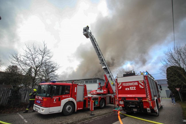 	Großbrand einer Firmenhalle im Ortszentrum von Hörsching sorgt für Einsatz von elf Feuerwehren