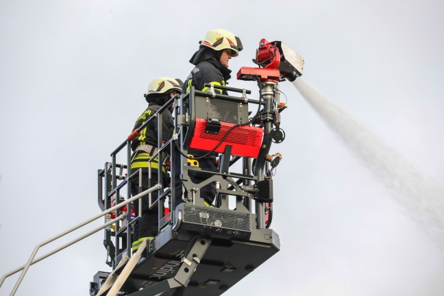 	Großbrand einer Firmenhalle im Ortszentrum von Hörsching sorgt für Einsatz von elf Feuerwehren