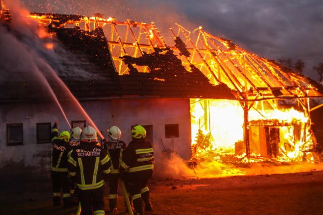 	Stadelbrand: Großeinsatz für elf Feuerwehren bei landwirtschaftlichem Gebäude in Scharten