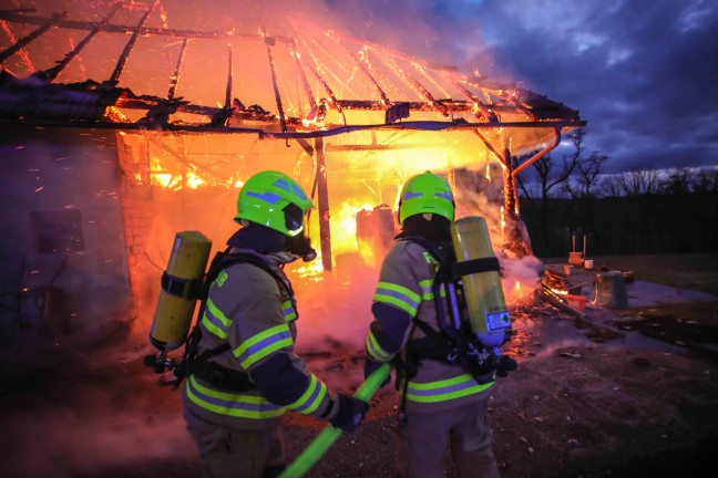 	Stadelbrand: Großeinsatz für elf Feuerwehren bei landwirtschaftlichem Gebäude in Scharten