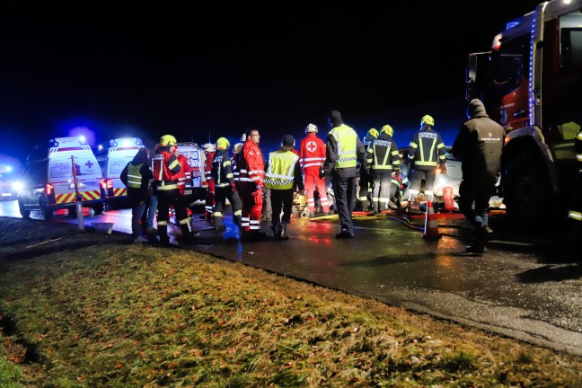 	Feuerwehr musste eingeklemmte Person nach Verkehrsunfall in Kirchschlag bei Linz aus Fahrzeug retten