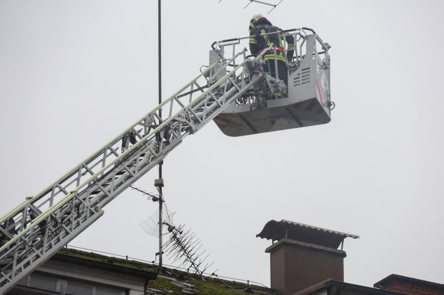 	Sturmschaden: Teil einer alten Fernsehantenne in Wels-Neustadt drohte vom Dach zu stürzen