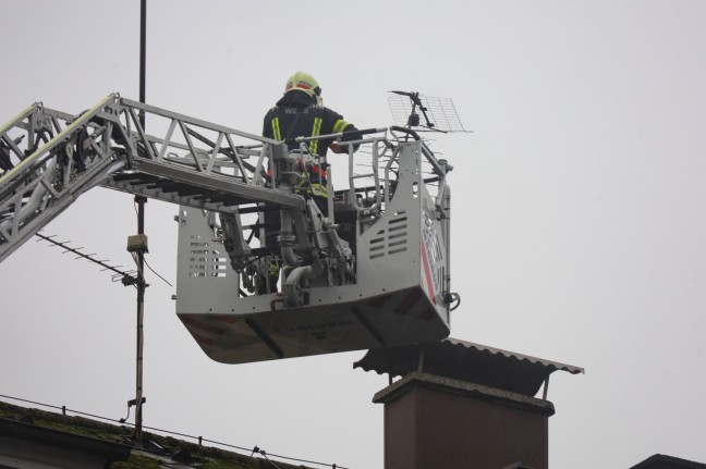 	Sturmschaden: Teil einer alten Fernsehantenne in Wels-Neustadt drohte vom Dach zu stürzen