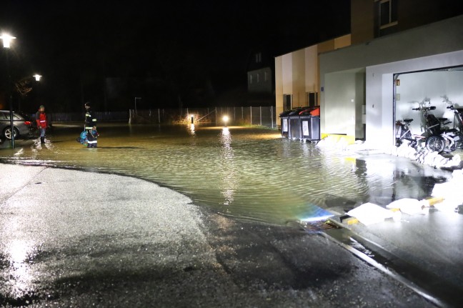 	27 Personen evakuiert: Betreuungseinrichtung in Hartkirchen nach Starkregen überflutet