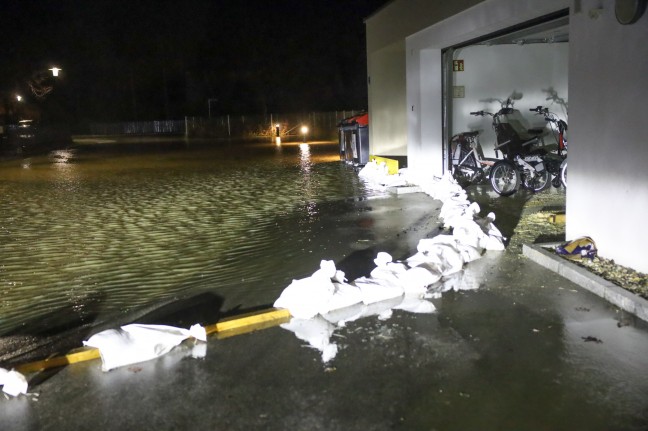 	27 Personen evakuiert: Betreuungseinrichtung in Hartkirchen nach Starkregen überflutet