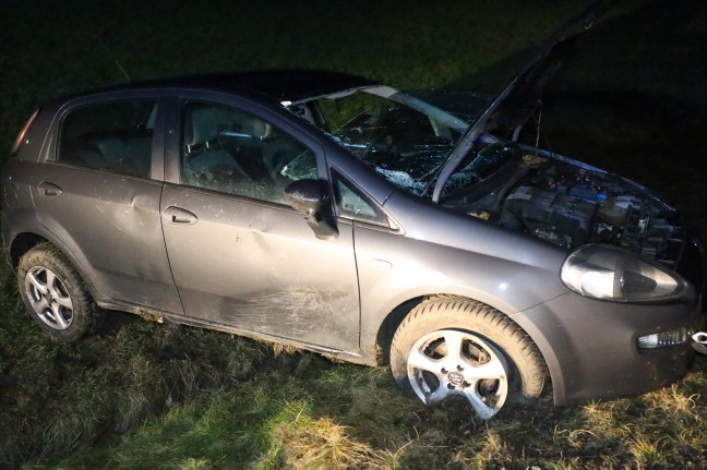 	Autolenkerin nach Unfall in Taiskirchen im Innkreis durch Einsatzkräfte aus PKW befreit