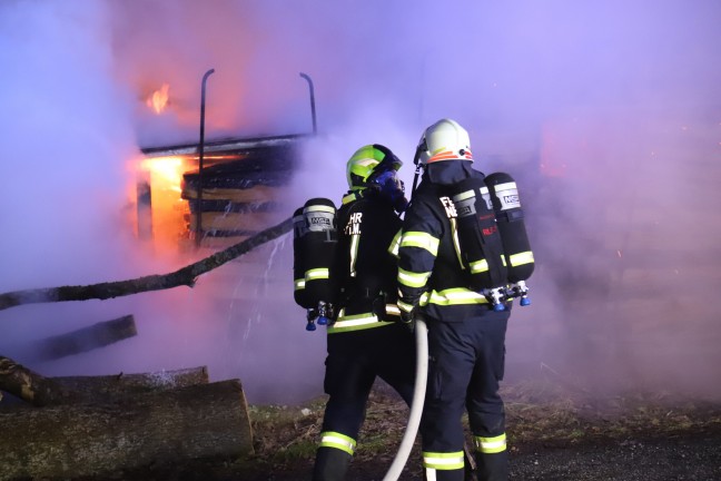 	Vier Feuerwehren bei nächtlichem Brand eines Holzstapels in Neumarkt im Mühlkreis im Einsatz