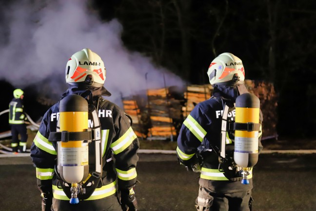 	Vier Feuerwehren bei nächtlichem Brand eines Holzstapels in Neumarkt im Mühlkreis im Einsatz