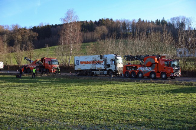 	LKW auf Innviertler Straße bei Schlüßlberg von Fahrbahn abgekommen und umgestürzt