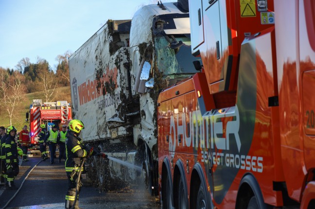 	LKW auf Innviertler Straße bei Schlüßlberg von Fahrbahn abgekommen und umgestürzt