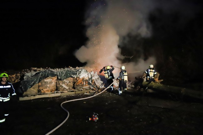 	Erneut brennender Holzstoß: Zwei Feuerwehren bei nächtlichem Brand in Steyregg im Einsatz