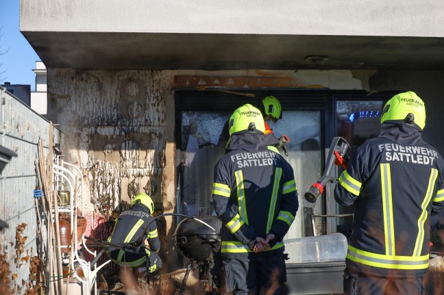 	"Gefilmt statt gelöscht": Brand eines Adventkranzes in Sattledt greift von Terrasse auf Gebäude über