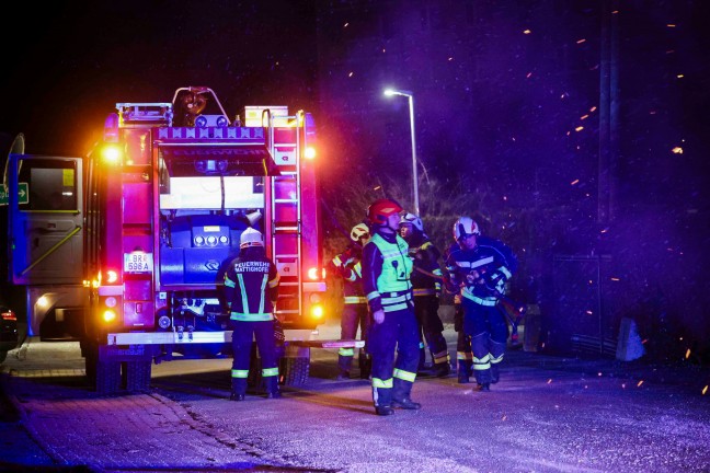 	Heckenbrand durch Feuerwerkskörper bei einem Wohnhaus in Mattighofen