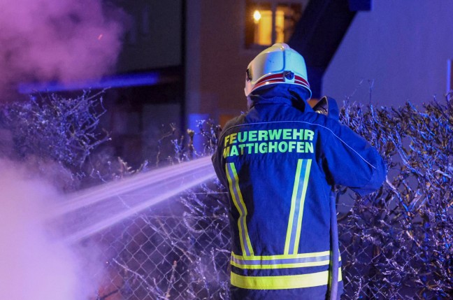 	Heckenbrand durch Feuerwerkskörper bei einem Wohnhaus in Mattighofen