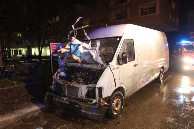 	Fahrzeug gesprengt: Trotz Polizeigroßaufgebot Kleintransporter in Wels-Lichtenegg schwer beschädigt