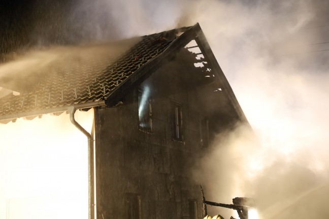 	Elf Feuerwehren bei Wohnhausbrand in Niederthalheim im Einsatz