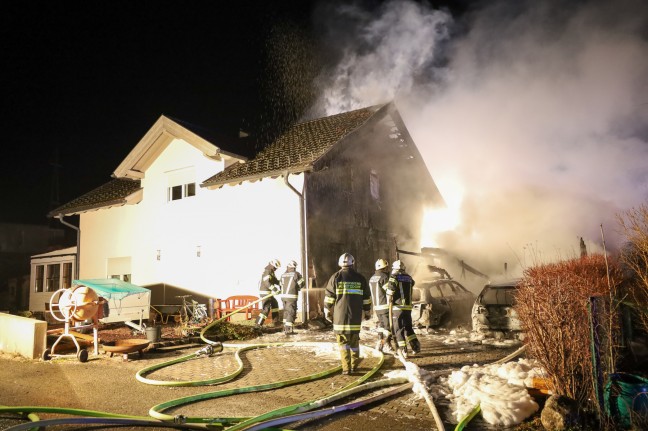 	Elf Feuerwehren bei Wohnhausbrand in Niederthalheim im Einsatz