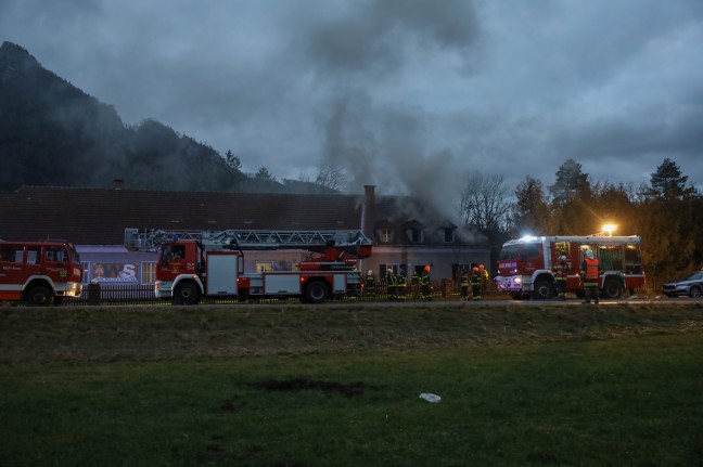 	Neun Feuerwehren bei Großbrand eines Wohn- und Firmengebäudes in Grünburg im Einsatz