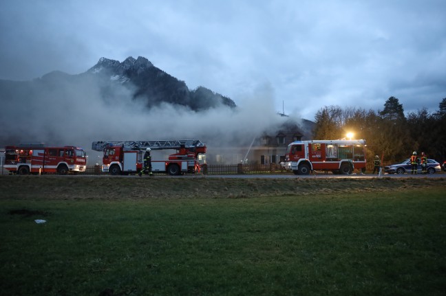 	Neun Feuerwehren bei Großbrand eines Wohn- und Firmengebäudes in Grünburg im Einsatz