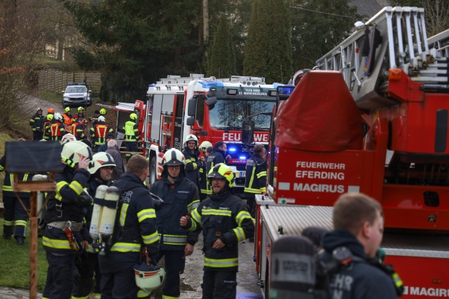 	Elf Feuerwehren bei PKW-Brand in altem Bauernhof in St. Marienkirchen an der Polsenz im Einsatz