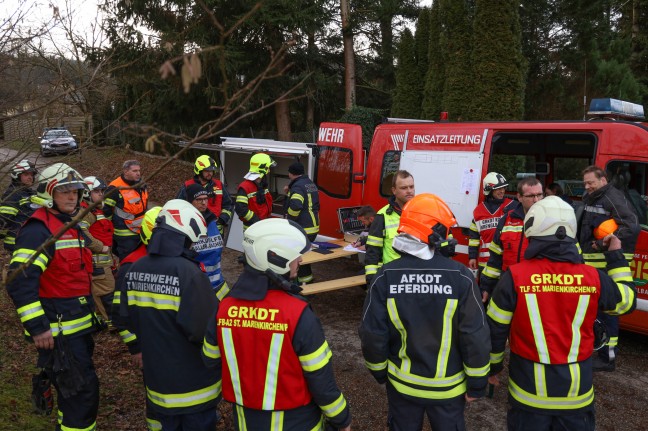 	Elf Feuerwehren bei PKW-Brand in altem Bauernhof in St. Marienkirchen an der Polsenz im Einsatz
