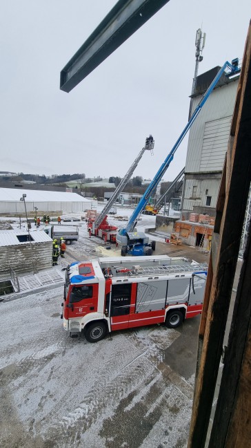 	Personenrettung vom Dach nach Brand einer Teleskopbühne auf einer Baustelle in Schlüßlberg