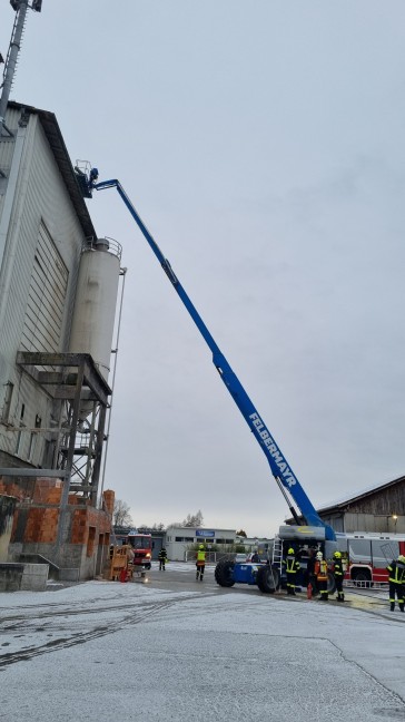 	Personenrettung vom Dach nach Brand einer Teleskopbühne auf einer Baustelle in Schlüßlberg